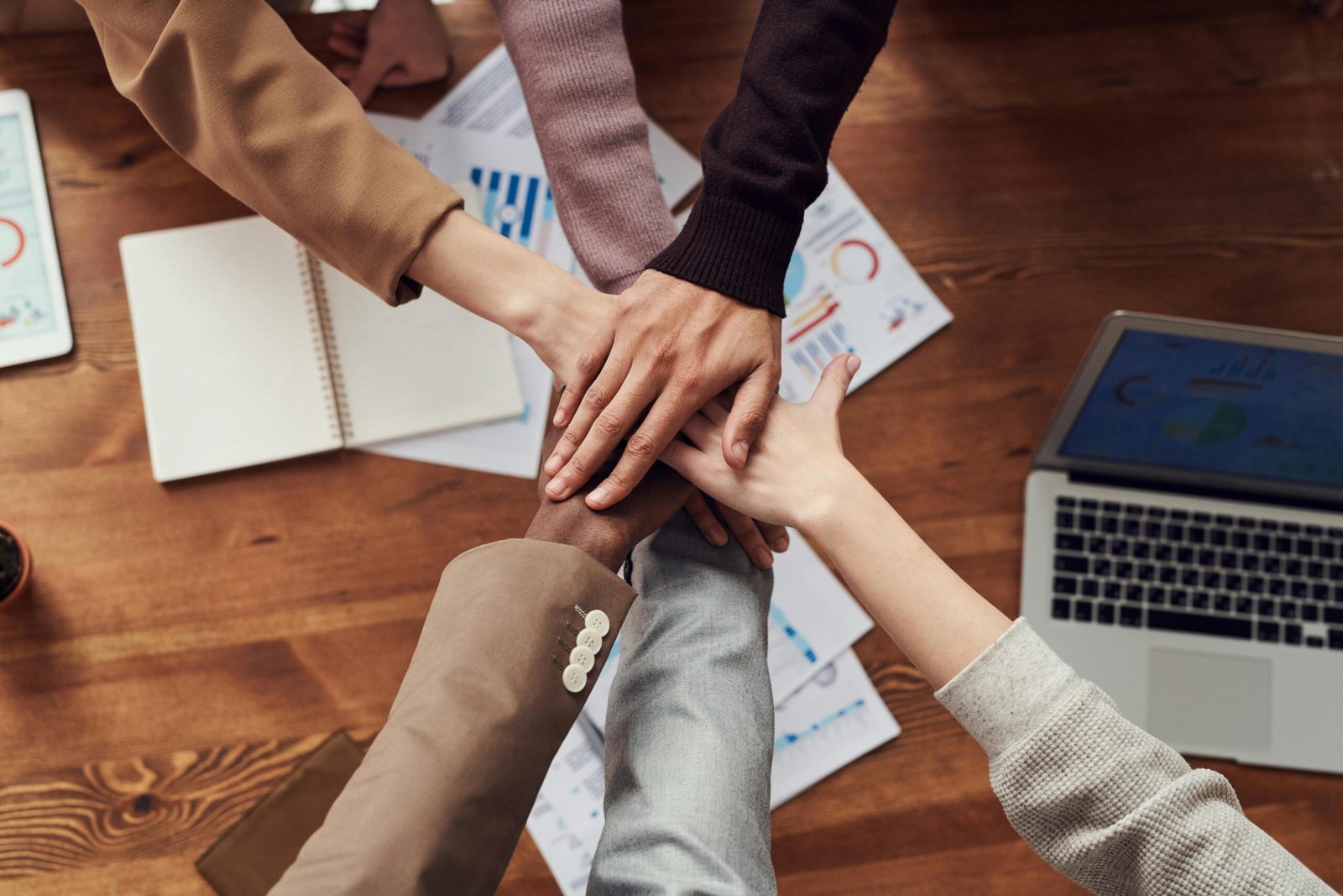 Equipo de un estudio contable reunido en torno a una mesa de trabajo
