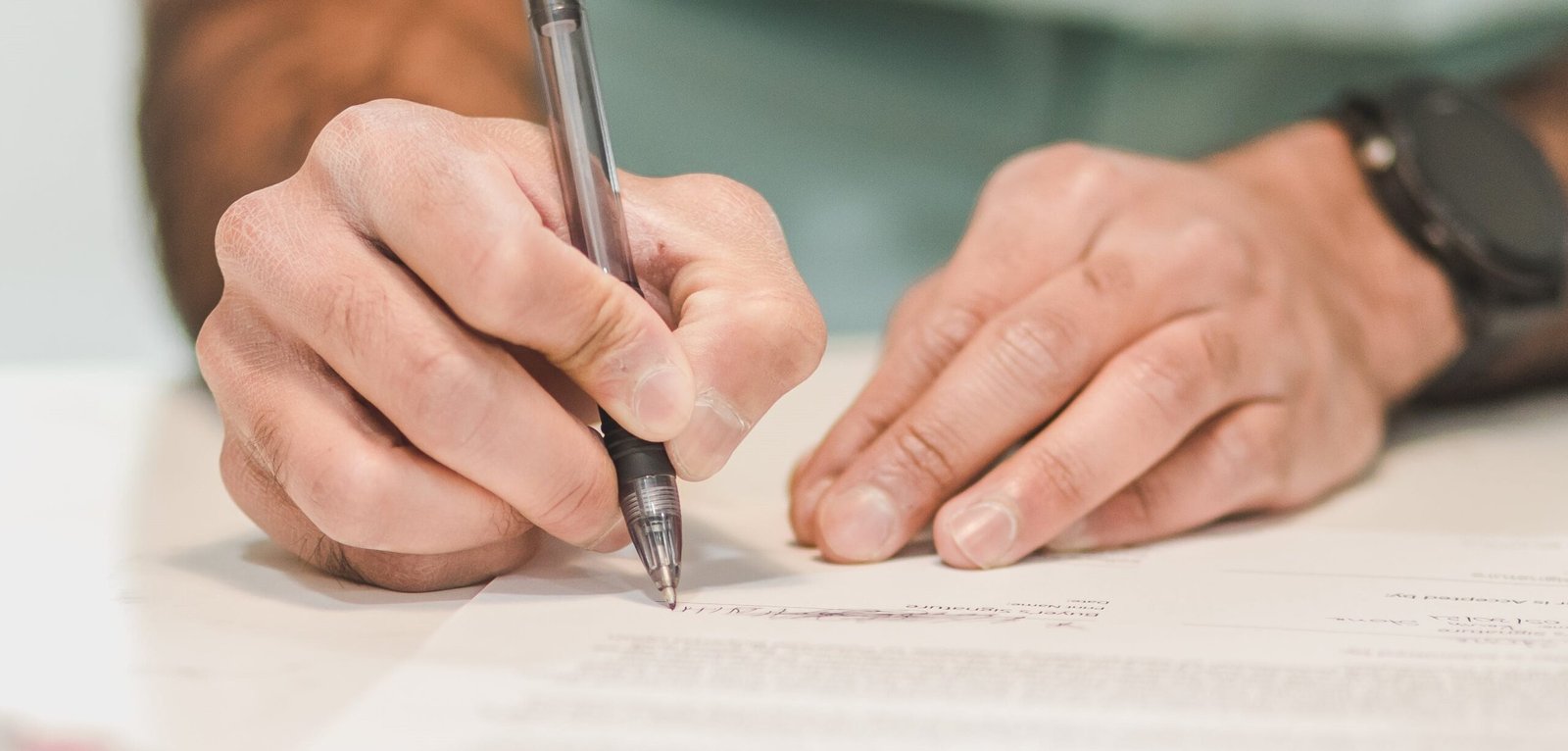 Dos personas revisando documentos para constituir una empresa
