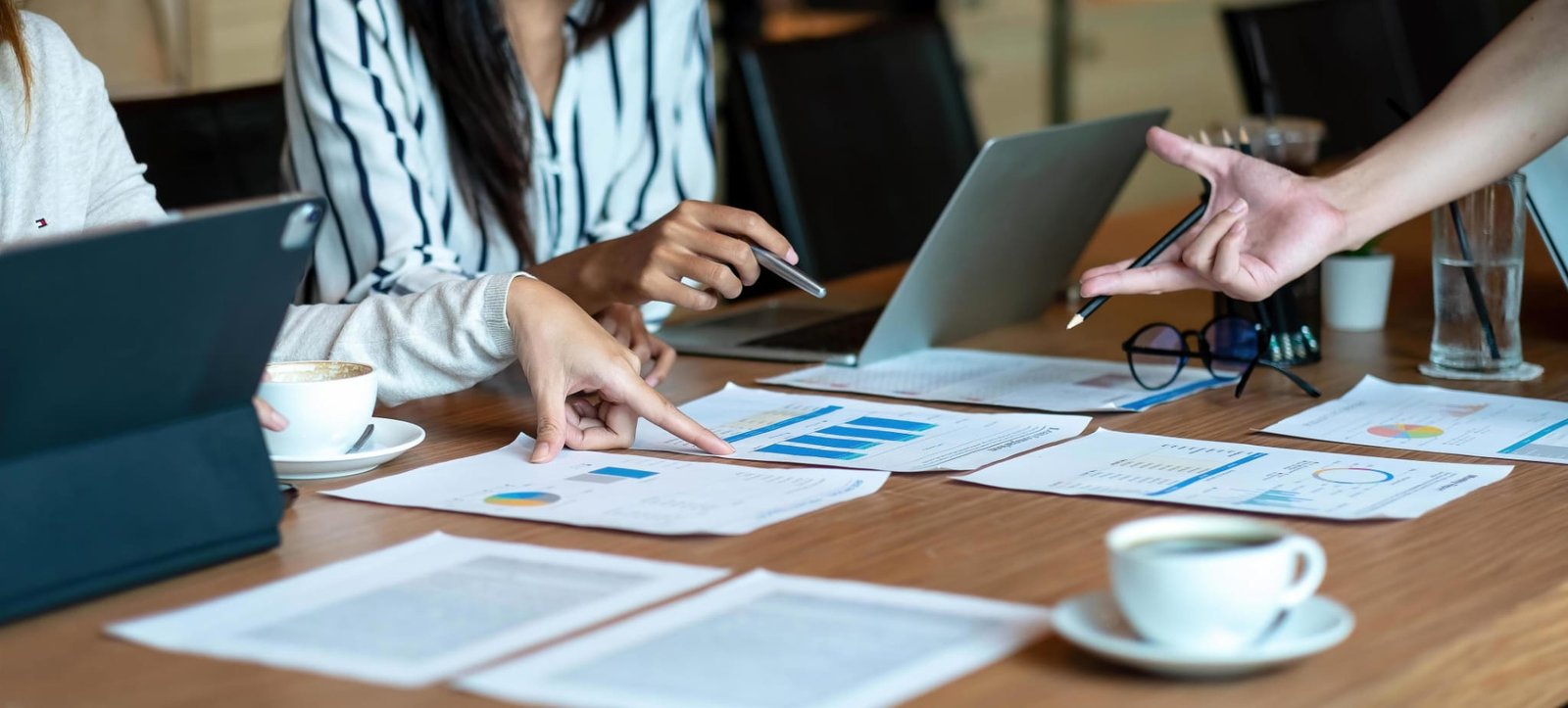 Equipo de contadores analizando informes financieros
